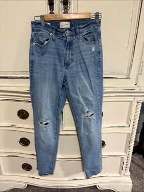 Universal Thread Light Blue Distressed High-Rise Jeans